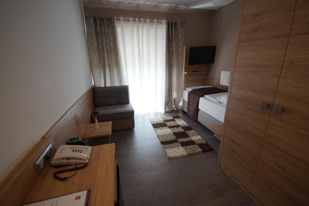 רוסלסהיים Hotel Bauschheimer Hof מראה חיצוני תמונה